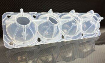 Platinvernetzte Silikonformteile sind transparent, geruchs- und geschmacklos sowie chemisch äußerst stabil (Bild: Kremer).