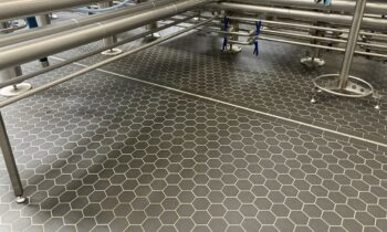 Die Industrieböden sind für hygienekritische Produktionsbereiche und hohe Belastungen ausgelegt (Bild: Keramischer Säurebau Räckers).