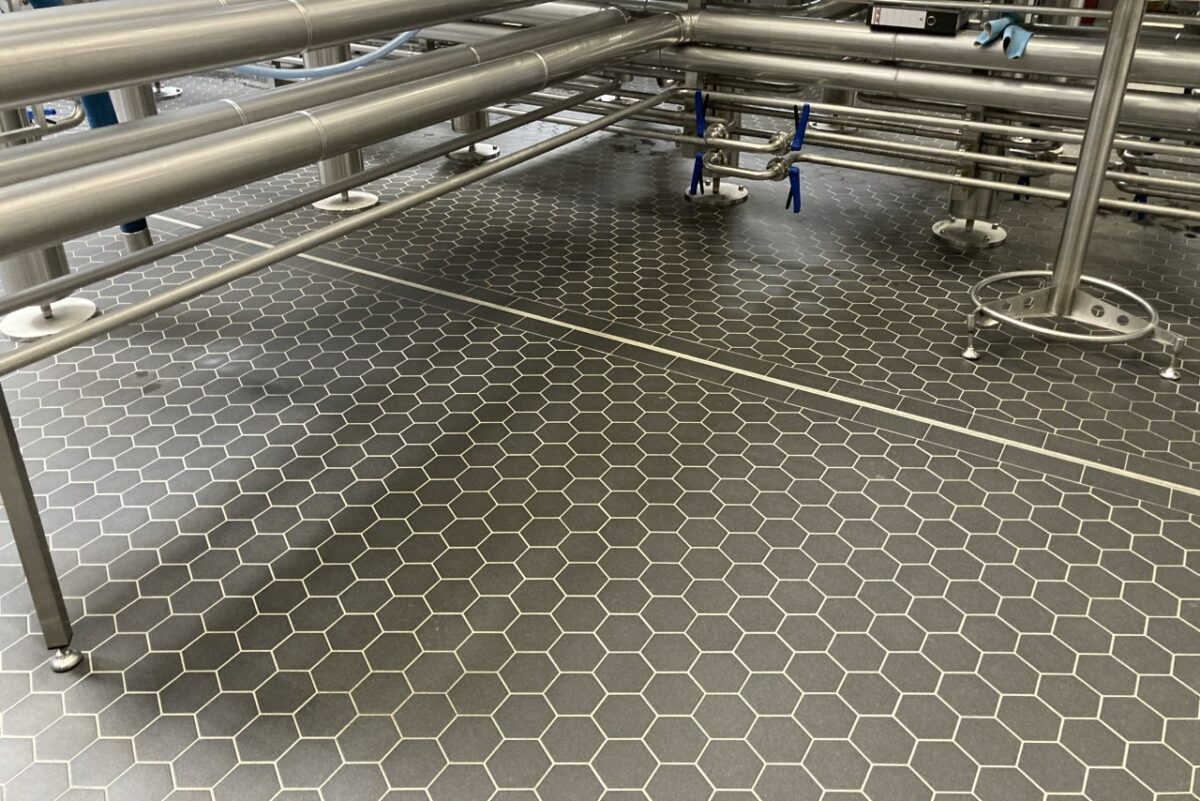 Die Industrieböden sind für hygienekritische Produktionsbereiche und hohe Belastungen ausgelegt (Bild: Keramischer Säurebau Räckers).