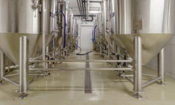 Die Bodenbeschichtungen für hygienisch anspruchsvolle Produktionsbereiche kommen z. B. in Brauereien zum Einsatz (Bild: StoCretec).