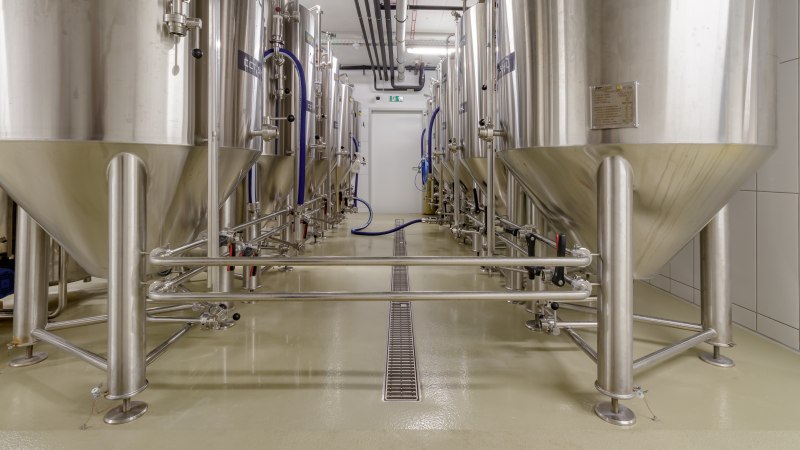 Die Bodenbeschichtungen für hygienisch anspruchsvolle Produktionsbereiche kommen z. B. in Brauereien zum Einsatz (Bild: StoCretec).