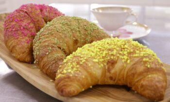 Die farbigen Crumbs bieten neue Gestaltungsmöglichkeiten, z. B. von Backwaren (Bild: Crespel & Deiters).