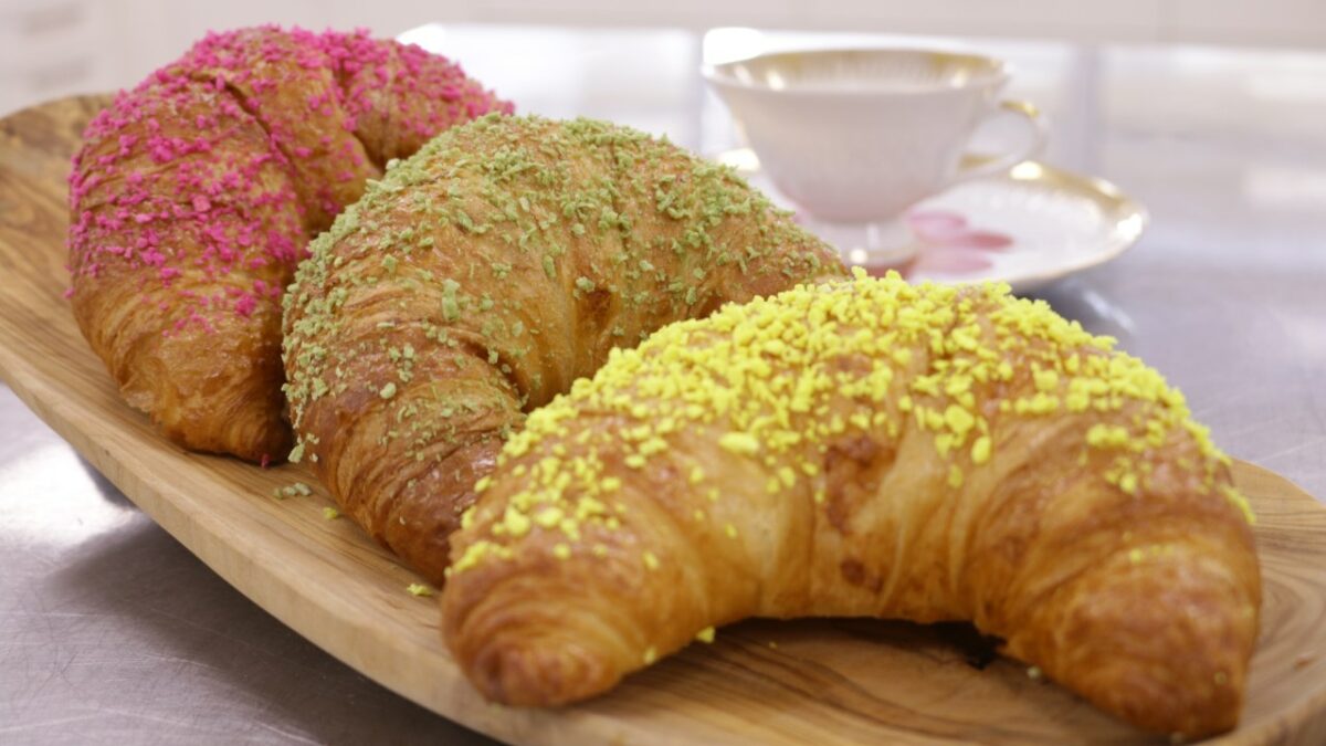 Die farbigen Crumbs bieten neue Gestaltungsmöglichkeiten, z. B. von Backwaren (Bild: Crespel & Deiters).
