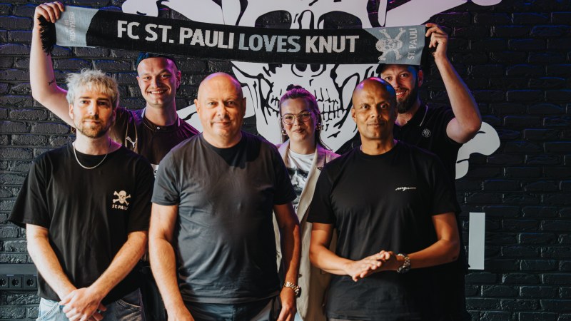 V. l.: Steffen Zink und Luca Steinhaus (beide FC St. Pauli), Dirk Hasenbein und Antonia Siewek (beide Hamburg Distilling) sowie Torben Kolschen und Patrick Mushatsi-Kareba (beide FC St. Pauli; Bild: FC St. Pauli).