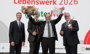 Christoph Mix (m.) nahm den Bayerischen Gründerpreis für sein Lebenswerk von Matthias Dießl, Präsident des Sparkassenverbands Bayern (li.), Bernd Fröhlich, Vorstandsvorsitzender der Sparkasse Mainfranken Würzburg (2.v.l.) und Laudator Stefan Proßer, Vizepräsident des Sparkassenverbands Bayern (re.), entgegen (Bild: Kräuter Mix).