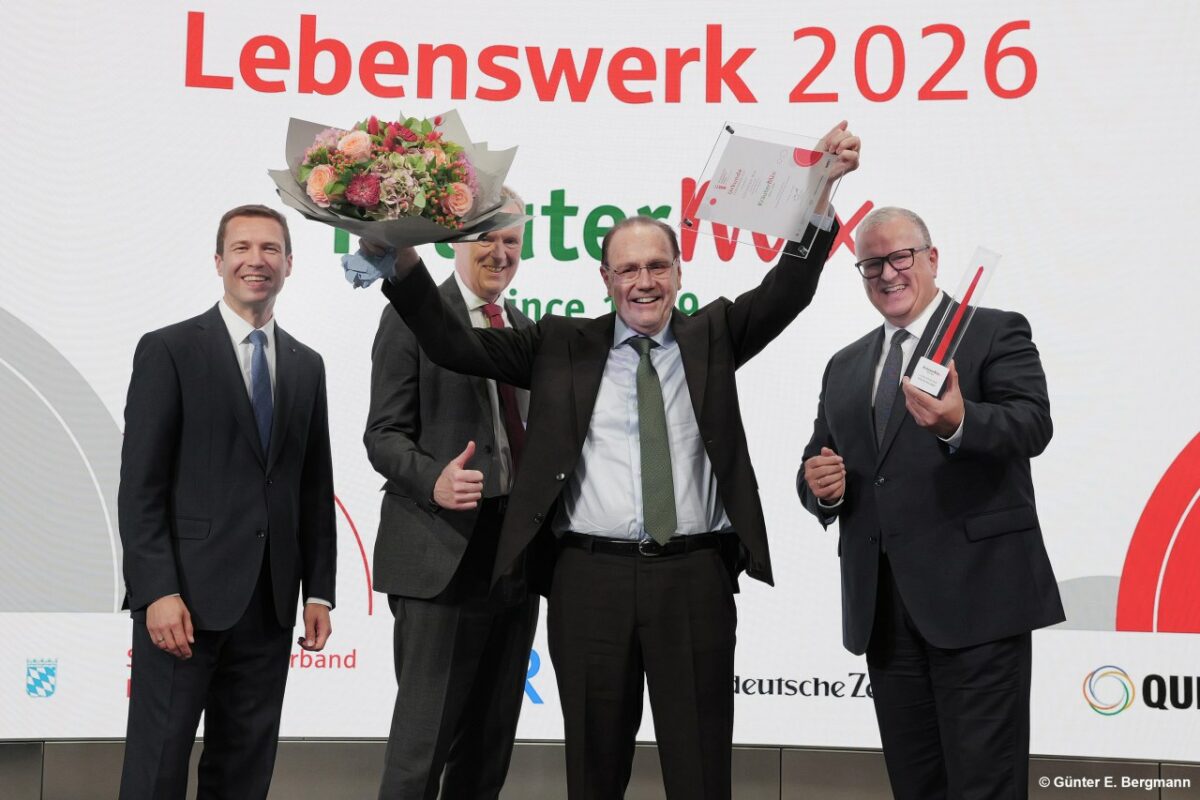 Christoph Mix (m.) nahm den Bayerischen Gründerpreis für sein Lebenswerk von Matthias Dießl, Präsident des Sparkassenverbands Bayern (li.), Bernd Fröhlich, Vorstandsvorsitzender der Sparkasse Mainfranken Würzburg (2.v.l.) und Laudator Stefan Proßer, Vizepräsident des Sparkassenverbands Bayern (re.), entgegen (Bild: Kräuter Mix).