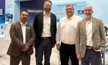 Seit dem 1. Mai 2026 ist die meltech GmbH autorisierter Vertriebspartner von Nordson Packaging im deutschsprachigen Raum: v. l.: Aleksandar Marinkovic, Eike Hagemann, Michael Lazin, Daniel von Bargen (Bild: Nordson).