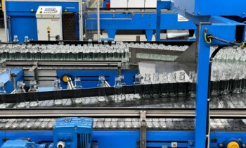 Im Ardagh-Glaswerk kommt für die Produktion von Behälterglas ein modulares Vakuumkonzept zum Einsatz (Bild: Ardagh).