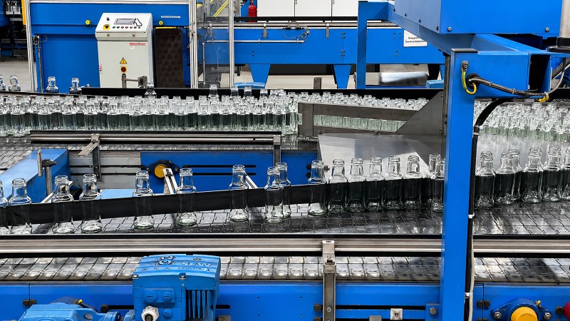 Im Ardagh-Glaswerk kommt für die Produktion von Behälterglas ein modulares Vakuumkonzept zum Einsatz (Bild: Ardagh).