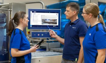 Der digitale Assistent führt das Bedienpersonal schrittweise durch Produkt- und Rezeptwechsel (Bild: GEA).