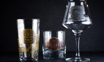 Das Verfahren bildet die Reliefwirkung geprägter Metallschilder in Gold, Silber oder Kupfer auf Trinkgläsern nach (Bild: Rastal).