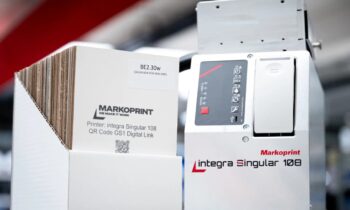 Der Inkjetdrucker erzielt eine hohe Maschinenlesbarkeit von 2D-Codes beim Direktdruck auf Karton (Bild: Bluhm).