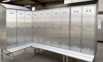 Die Edelstahl-Personalspinde verbinden hygienisches Design mit individueller Planung für anspruchsvolle Produktionsbereiche (Bild: Höcker-Gruppe).