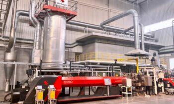 Die Bottle-to-Bottle-Recyclinganlage produziert bis zu 3000 kg lebensmitteltaugliches rPET pro Stunde (Bild: Novatex).
