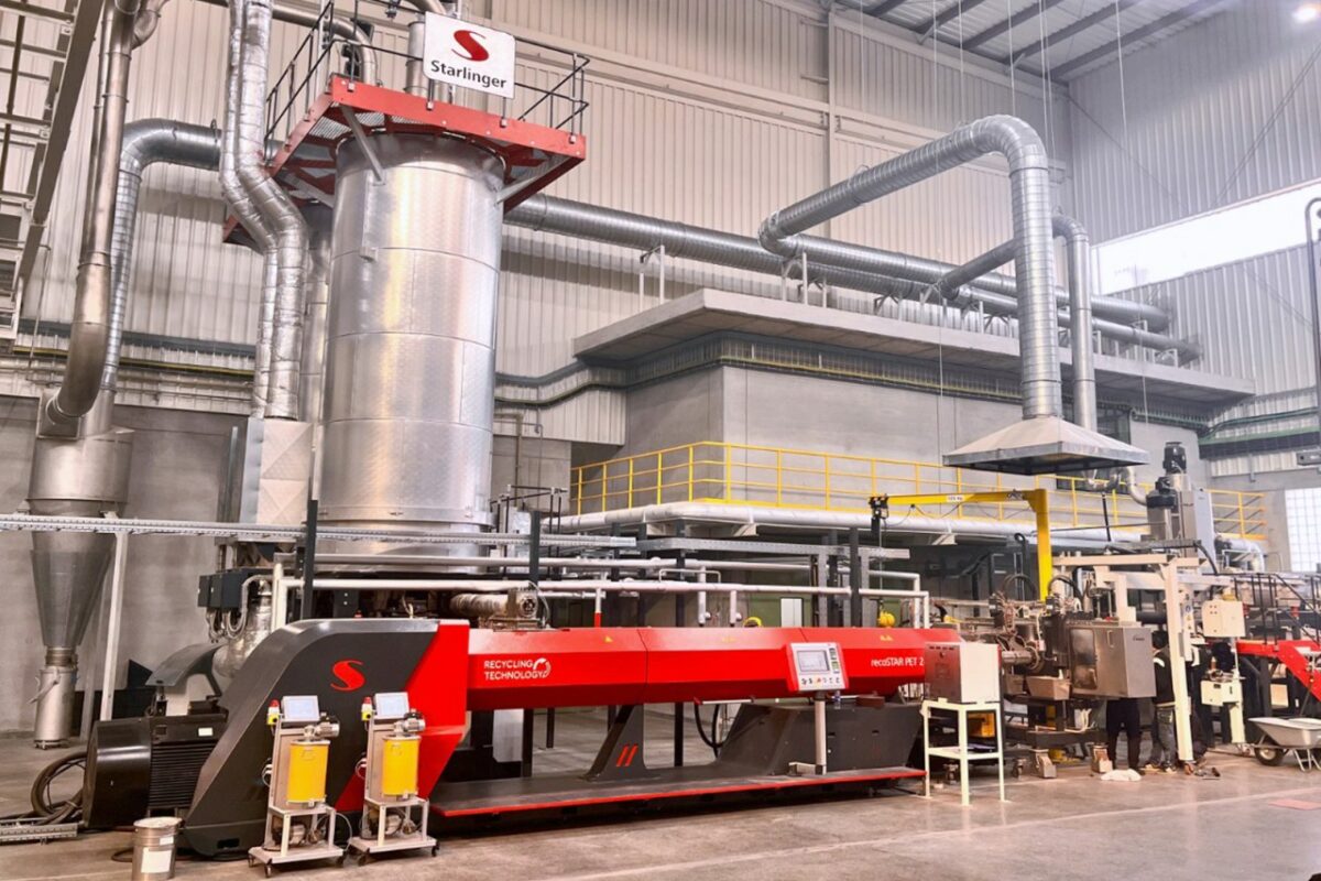 Die Bottle-to-Bottle-Recyclinganlage produziert bis zu 3000 kg lebensmitteltaugliches rPET pro Stunde (Bild: Novatex).