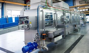 Die Wasch- und Trocknungsanlage reinigt und trocknet bis zu 1000 Fischkisten pro Stunde (Bild: Bohrer).