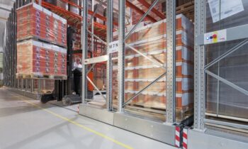 Im Verschieberegal werden Regalzeilen per Fernsteuerung oder Knopfdruck verfahren und schaffen bis zu 80 % mehr Lagerkapazität (Bild: Dexion).