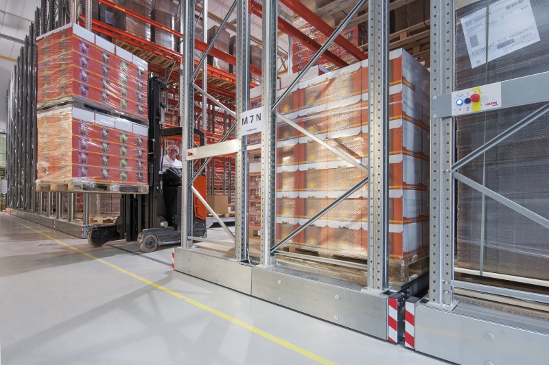 Im Verschieberegal werden Regalzeilen per Fernsteuerung oder Knopfdruck verfahren und schaffen bis zu 80 % mehr Lagerkapazität (Bild: Dexion).