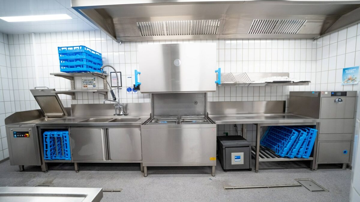 Spültechnik und Speisereste-Management unterstützen die Abläufe auch bei über 500 Essen pro Tag (Bild: Meiko).