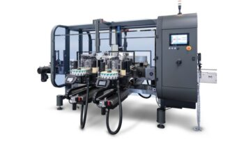 Die Etikettiermaschine verarbeitet bis zu 400 Behälter pro Minute und verfügt serienmäßig über eine Fernwartungsfunktion (Bild: Procme).
