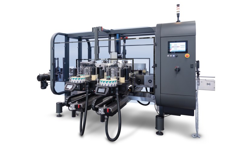 Die Etikettiermaschine verarbeitet bis zu 400 Behälter pro Minute und verfügt serienmäßig über eine Fernwartungsfunktion (Bild: Procme).