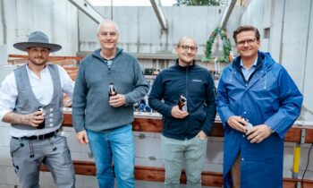 V. l.: Christoph Holt, Geschäftsführer Holt & Nicolaisen, Enes Erisgen, Projektleitung, Leitung Produktion und Abfüllung Flensburger Brauerei, Michael Seip, Geschäftsführung Flensburger Brauerei, und Moritz Nölle, Hermann Reese Baugeschäft GmbH (Bild: Flensburger Brauerei).