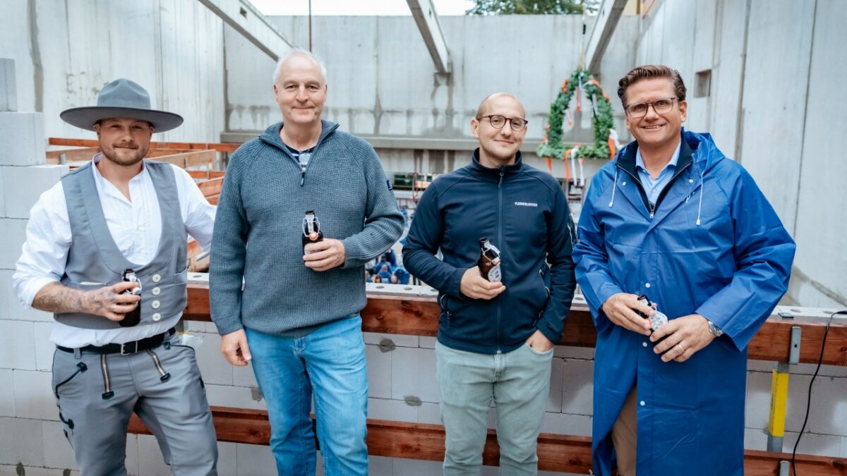 V. l.: Christoph Holt, Geschäftsführer Holt & Nicolaisen, Enes Erisgen, Projektleitung, Leitung Produktion und Abfüllung Flensburger Brauerei, Michael Seip, Geschäftsführung Flensburger Brauerei, und Moritz Nölle, Hermann Reese Baugeschäft GmbH (Bild: Flensburger Brauerei).