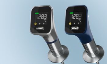 Die kompakte Bauweise in Edelstahl- oder Kunststoffausführung und die Bedienung per App unterstützen den Einsatz des Temperaturfühlers im täglichen Betrieb (Bild: Jumo).