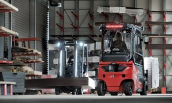Kundenspezifische Lösungen werden zunehmend durch Software-Updates realisiert (Bild: Linde Material Handling).