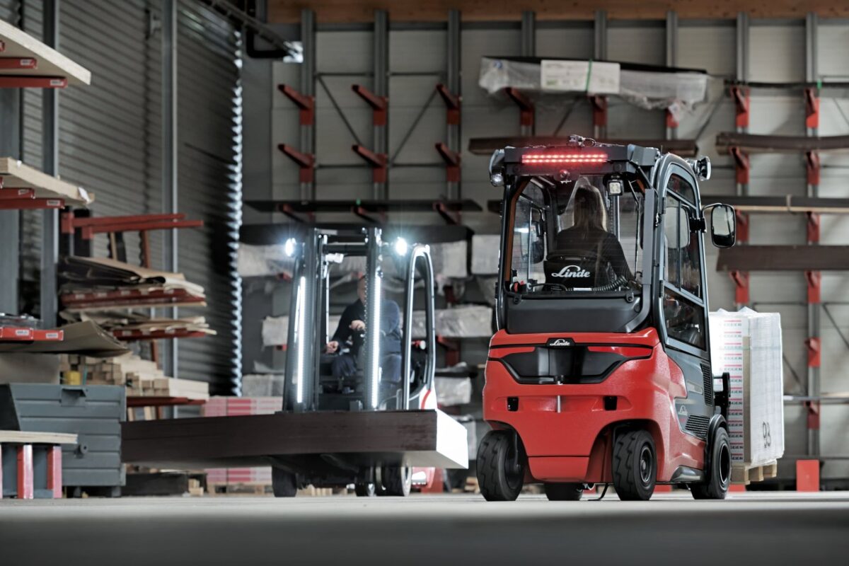 Kundenspezifische Lösungen werden zunehmend durch Software-Updates realisiert (Bild: Linde Material Handling).