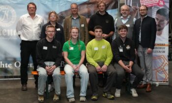 Teilnehmer und Prüfer des Bundeswettbewerbs der Brauer und Mälzer 2026, darunter Moritz Baumhöfer, Anna Reschke, Simon Strasser, Blix van Hooven sowie Vertreter aus Berufsschule, Brauhäusern und Verband. (Bild: HWK/Bockholt)