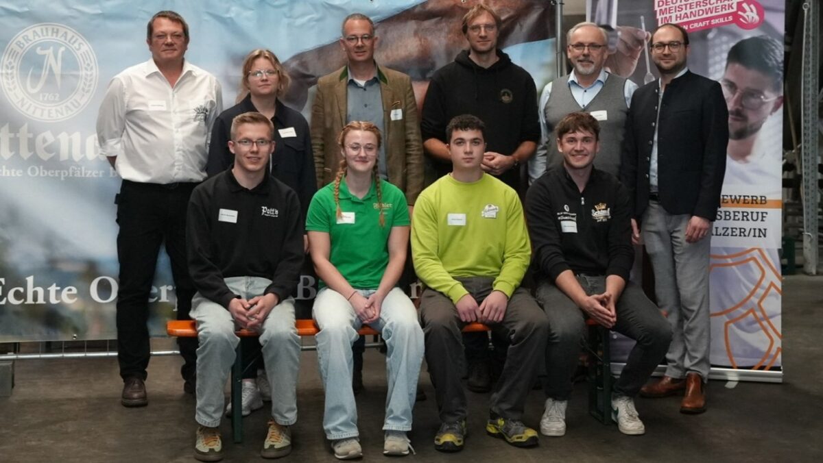 Teilnehmer und Prüfer des Bundeswettbewerbs der Brauer und Mälzer 2026, darunter Moritz Baumhöfer, Anna Reschke, Simon Strasser, Blix van Hooven sowie Vertreter aus Berufsschule, Brauhäusern und Verband. (Bild: HWK/Bockholt)