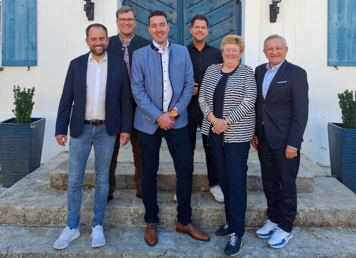 Im Präsidium wurden bestätigt (v.l.): Jörg Pott, Elmar Bentele, Martin Schimpf, Jens Geimer, Sabine Wiethaler-Dorn, gemeinsam mit Geschäftsführer Roland Demleitner (Bild: Private Brauereien Deutschland).