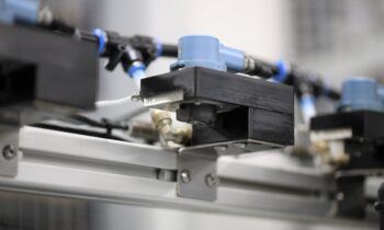 Die Sprühsysteme dosieren den Medienauftrag präzise sowie kontaktlos und reduzieren so den Verbrauch von Ölen und Trennmitteln deutlich (Bild: technotrans).