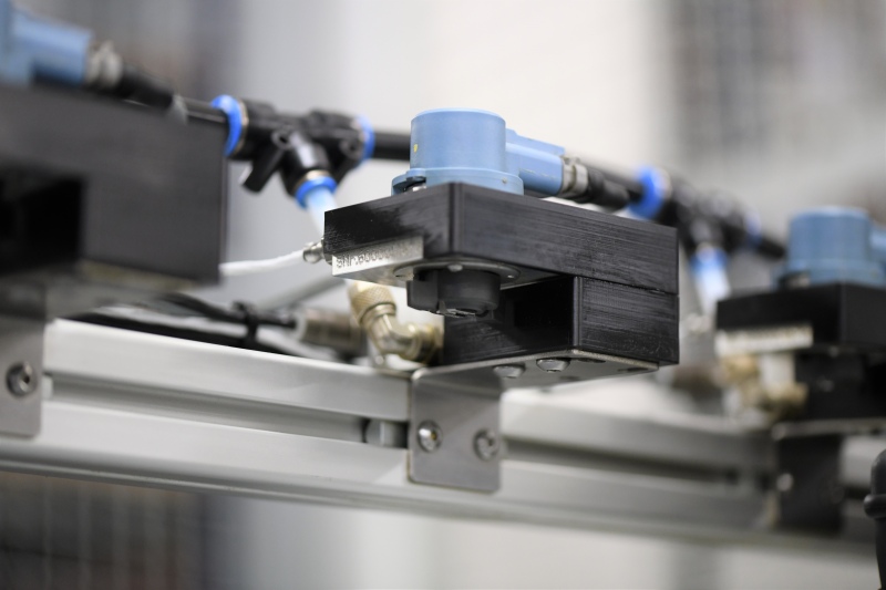 Die Sprühsysteme dosieren den Medienauftrag präzise sowie kontaktlos und reduzieren so den Verbrauch von Ölen und Trennmitteln deutlich (Bild: technotrans).