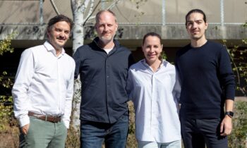 V. l.: Jonas Schmid, Co-CEO von akenza, Markus Kniesel, Geschäftsführer von Vega, Isabel Grieshaber, geschäftsführende Gesellschafterin von Vega, und Simon Rieser, Co-CEO von akenza, freuen sich darauf, künftig ihre Stärken zu bündeln (Bild: Vega).