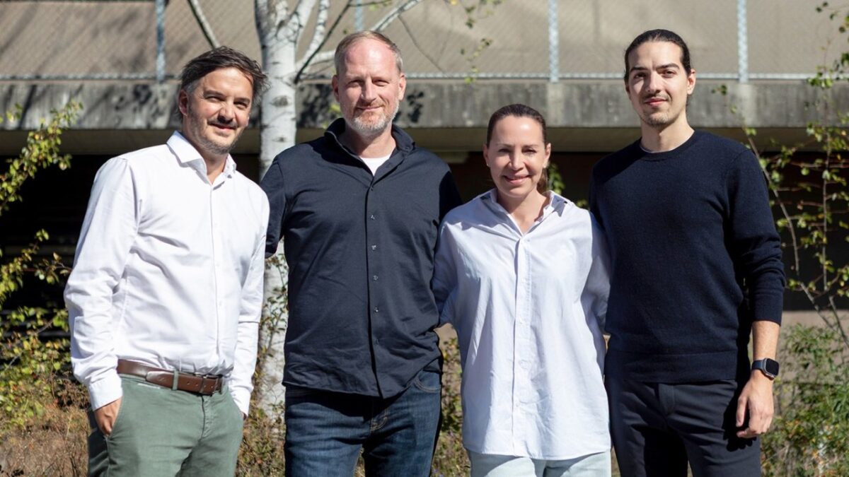 V. l.: Jonas Schmid, Co-CEO von akenza, Markus Kniesel, Geschäftsführer von Vega, Isabel Grieshaber, geschäftsführende Gesellschafterin von Vega, und Simon Rieser, Co-CEO von akenza, freuen sich darauf, künftig ihre Stärken zu bündeln (Bild: Vega).